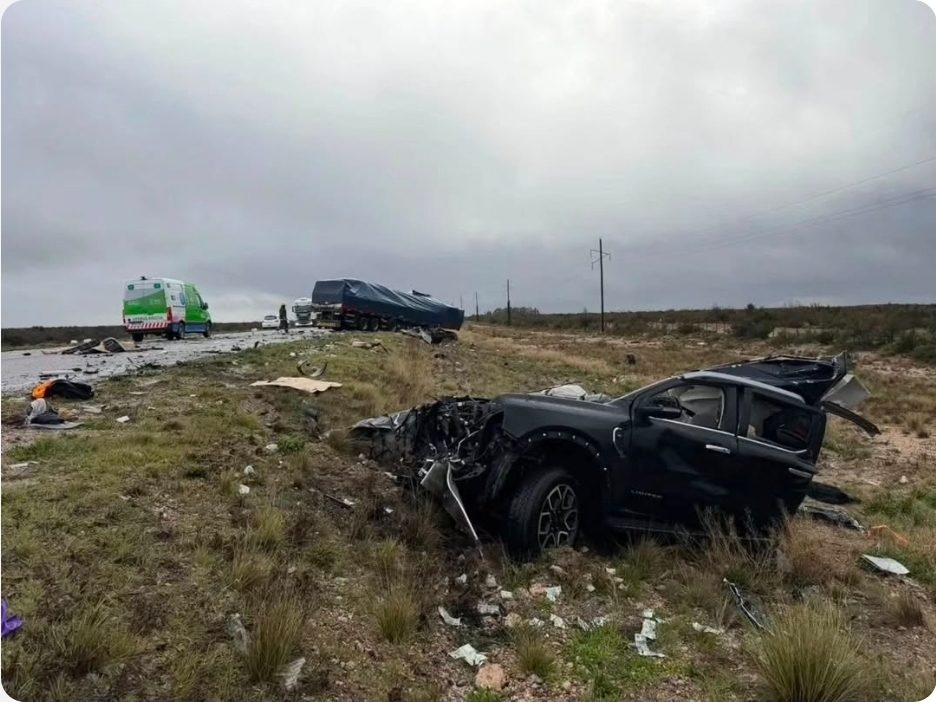 🚨 TRAGEDIA EN LA RUTA 251: DOS MUERTOS TRAS UN BRUTAL CHOQUE CON UN CAMIÓN DE TIERRA DEL FUEGO