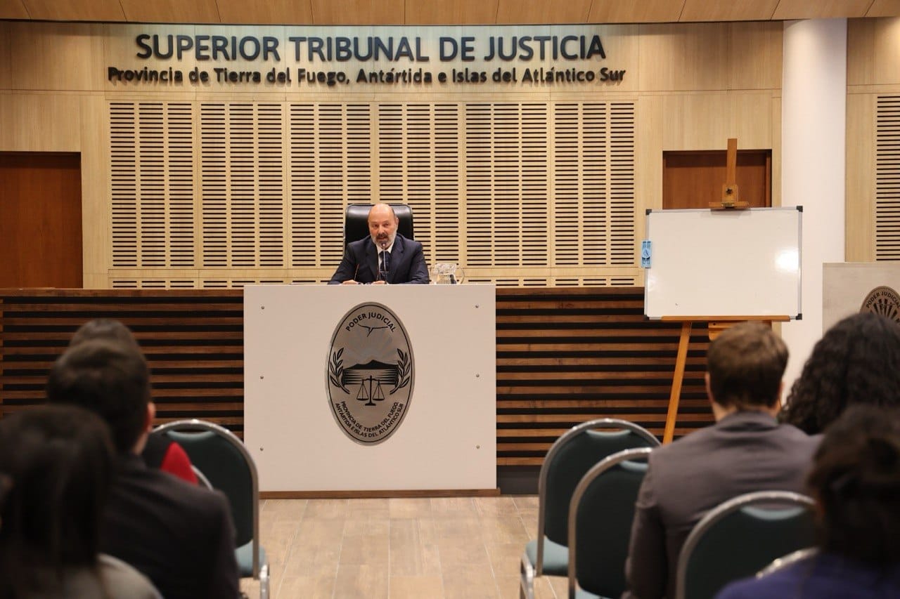 El Dr. Javier Muchnik dictó la clase sobre Teoría del Delito en la Diplomatura Fueguina