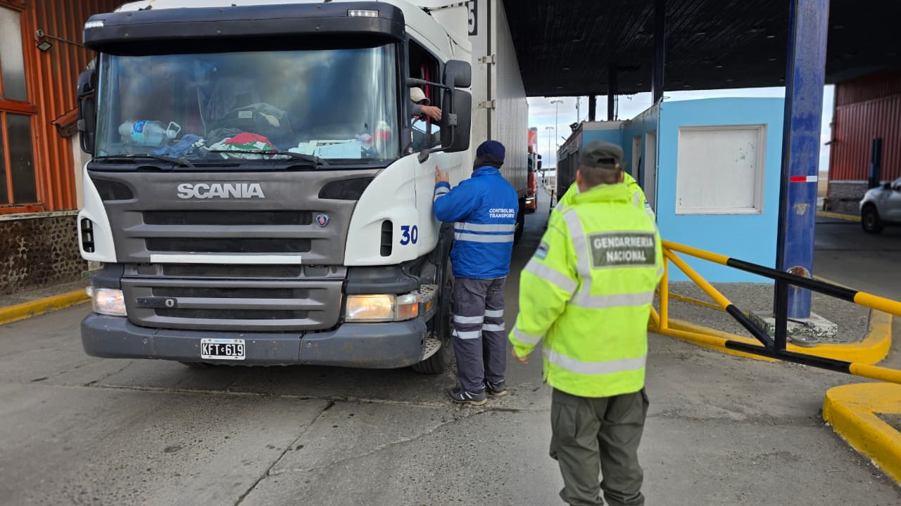 Ruta 3: Refuerzan los controles a camiones y colectivos en San Sebastián por alerta de nevadas