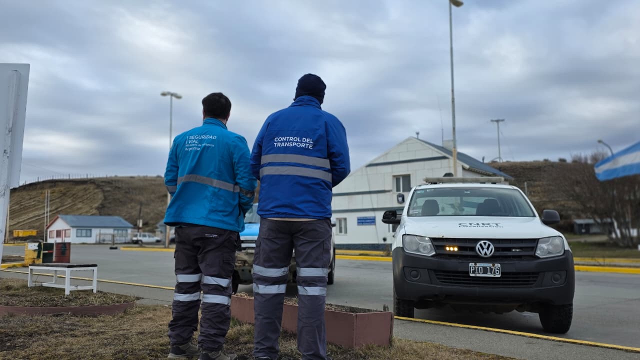 Ruta 3: Refuerzan los controles a camiones y colectivos en San Sebastián por alerta de nevadas