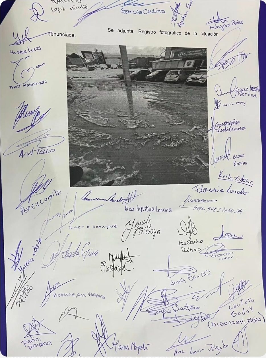 ⚠️🧊 ESTUDIANTES RECLAMAN MEJORAS EN EL INGRESO Y ESTACIONAMIENTO DE LA UTN POR LA ACUMULACIÓN DE HIELO Y AGUA