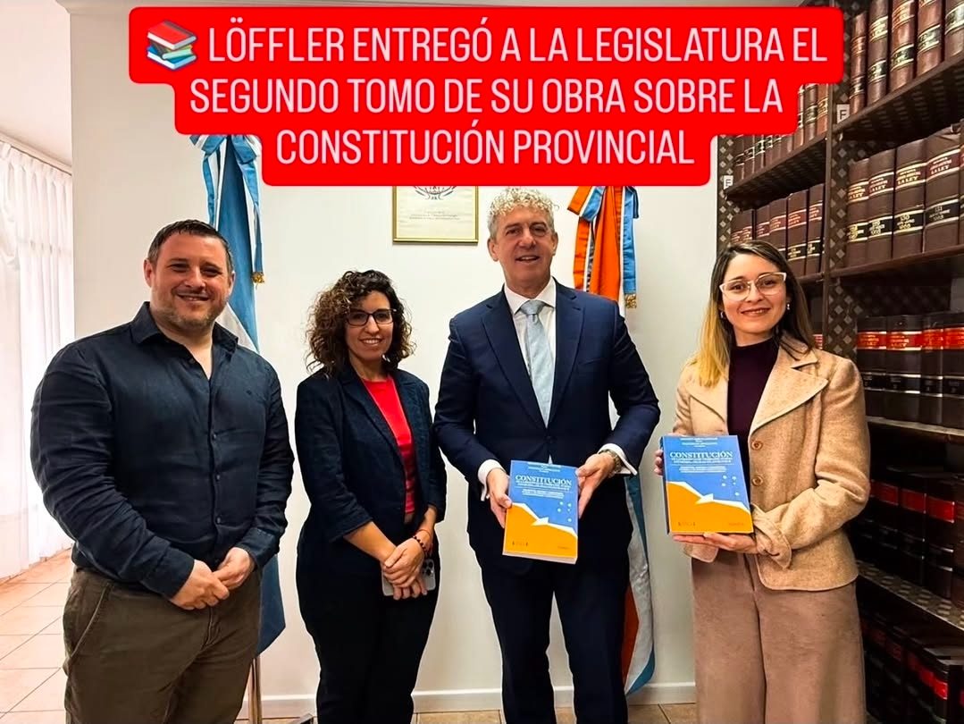 📚 LÖFFLER ENTREGÓ A LA LEGISLATURA EL SEGUNDO TOMO DE SU OBRA SOBRE LA CONSTITUCIÓN PROVINCIAL