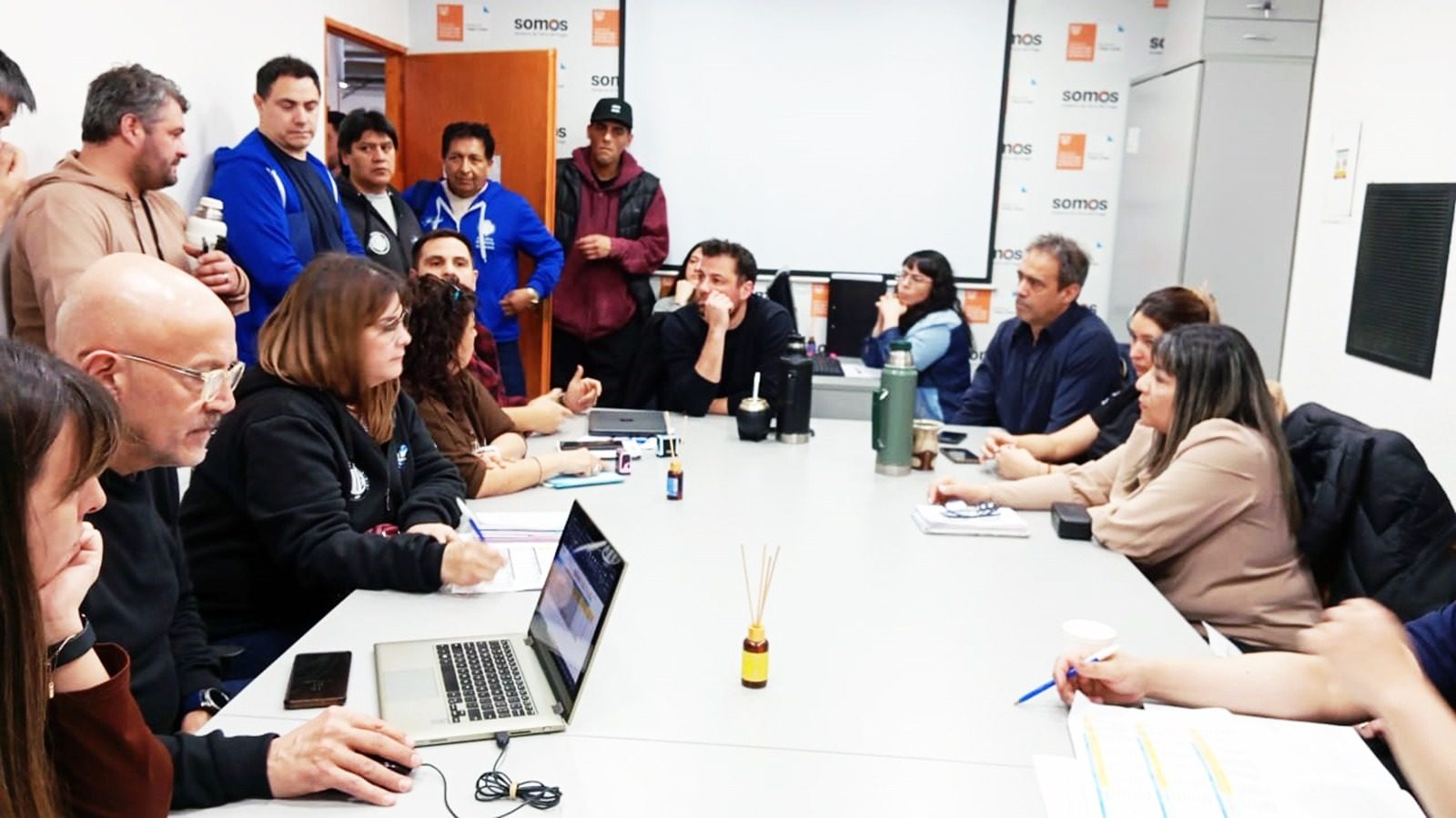 El Gobierno provincial y los gremios del escalafón seco acordaron pisos salariales de hasta $1,05 millones desde septiembre