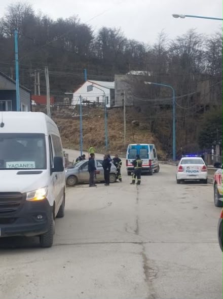 CHOQUE ENTRE UN COLECTIVO Y UN AUTO EN SOBERANÍA NACIONAL Y GUANACO: UNA CONDUCTORA FUE TRASLADADA AL HOSPITAL