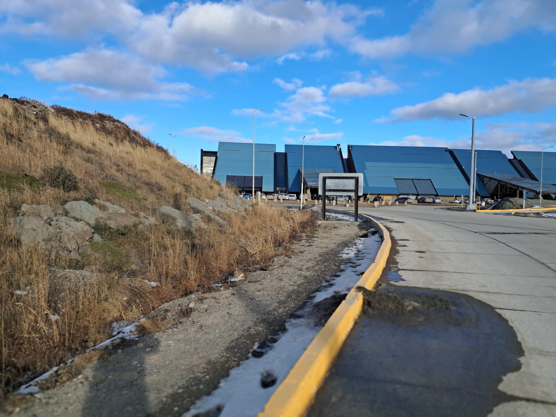 El Aeropuerto de Ushuaia prioriza los autos y deja a los peatones "a la deriva" entre el barro y el hielo