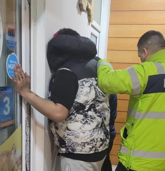Roban un comercio a la madrugada y terminan aprehendidos por la Policía