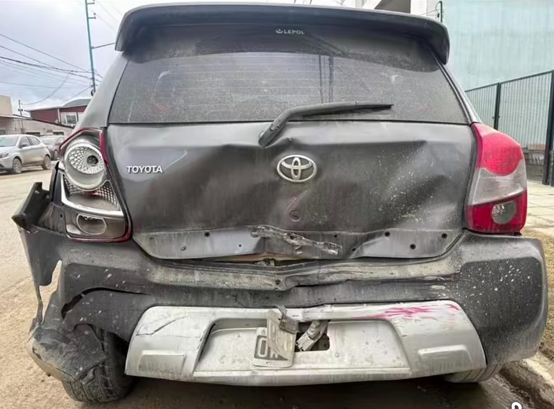 馃殫 CHOC脫 UN AUTO ESTACIONADO Y SE DIO A LA FUGA: BUSCAN TESTIGOS Y C脕MARAS EN USHUAIA
