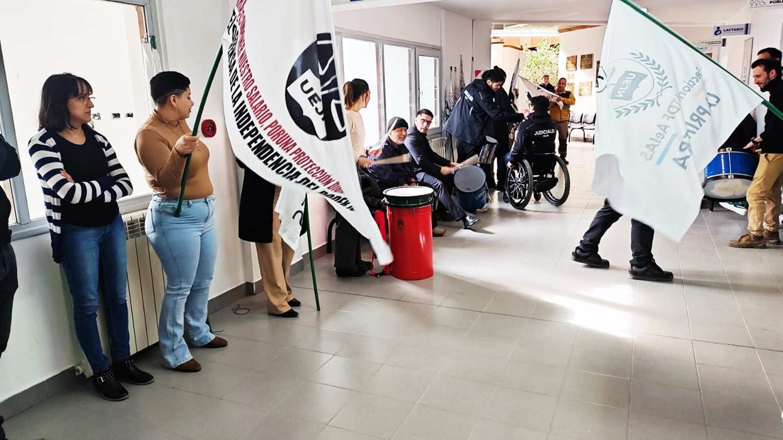 Los trabajadores del Poder Judicial de Tierra del Fuego endurecen su plan de lucha en demanda de una recomposición salarial que compense la pérdida del poder adquisitivo.